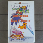 VHS: Stars Of Space Jam: Maantiekiitäjä Ja Kelju K. Kojootti - pikkukuva 1
