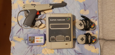 8-bit Nintendo-klooni "Super Famcom" (kunnosta ei tietoa)