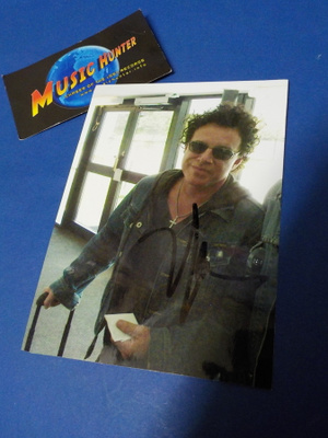 JOURNEY - NEAL SCHON NIMIKIRJOITUS VALOKUVASSA