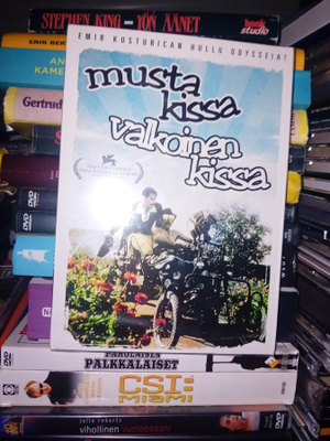 DVD Musta kissa valkoinen kissa  ( UUSI  ) SIS POSTIKULU
