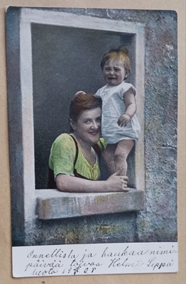 Äiti iloisena ikkunalla, mutta lasta itkettää, k. k-k 1905