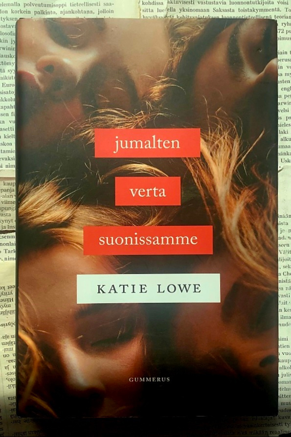 Katie Lowe - Jumalten verta suonissamme (sid.)