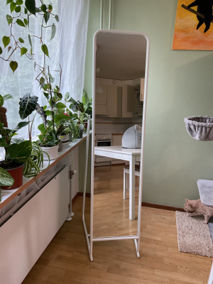 Suuri kokovartalopeili valkoisella kehyksellä IKEAsta