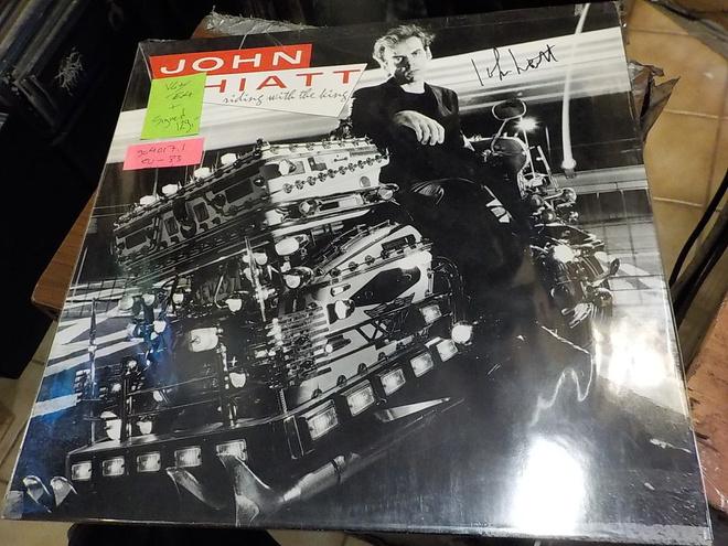 JOHN HIATT - RIDING WITH THE KING VG+/EX+ LP NIMMARILLA