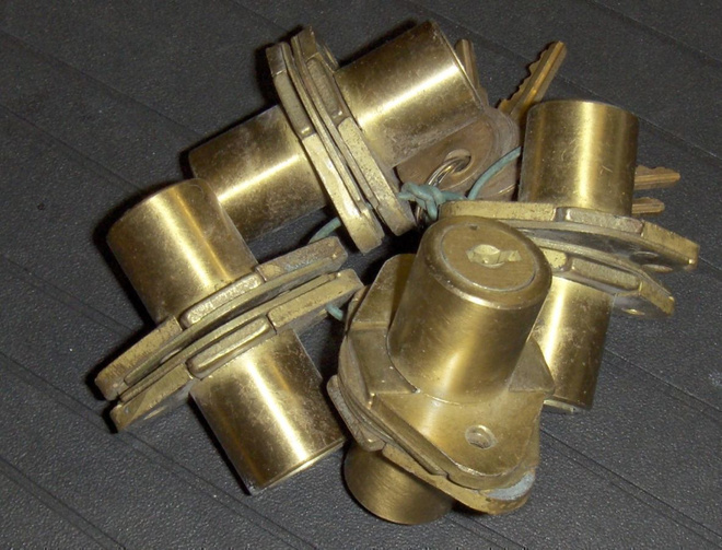 VINTAGE lukot ja avaimet 8 kpl CHICAGO Lock & CO