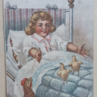 Lapsi saa kana- ja tipuseuraa vuoteeseen, p. 1900-l. alku - pikkukuva 1