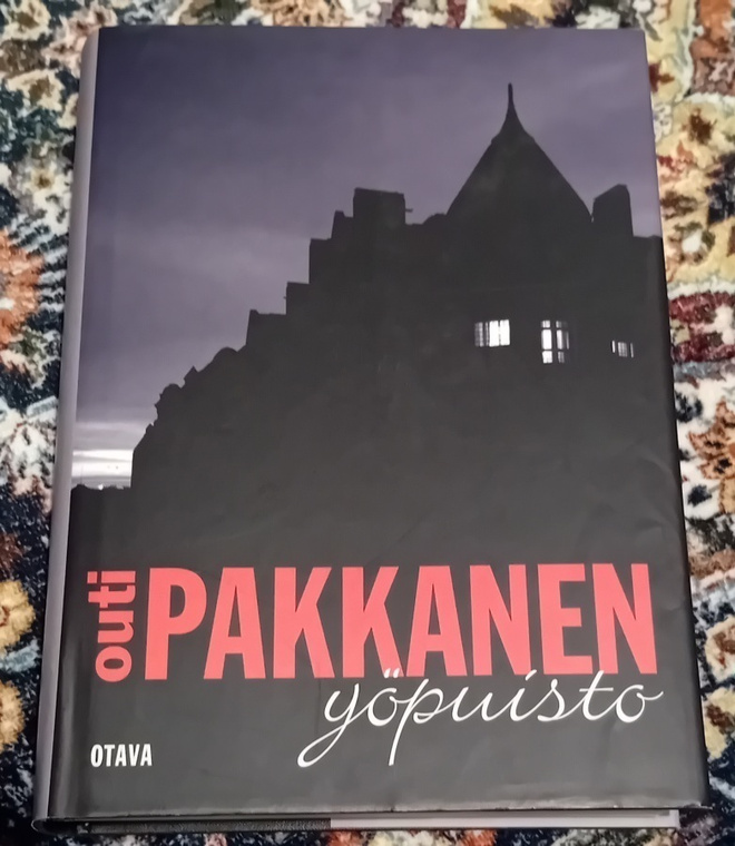 Outi Pakkanen - Yöpuisto
