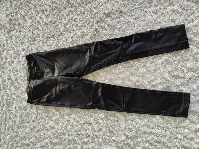 Nahkajäljitelmä leggingsit koko 140cm