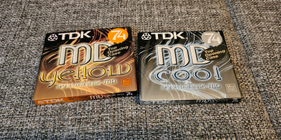 Kaksi käyttämätöntä TDK minidisc 74:sta.