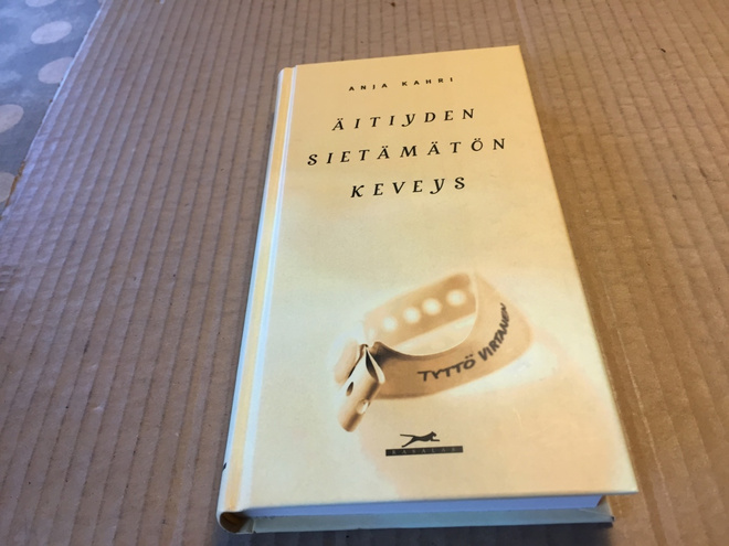 ANJA KAHRI: ÄITIYDEN SIETÄMÄTÖN KEVEYS HYVÄ