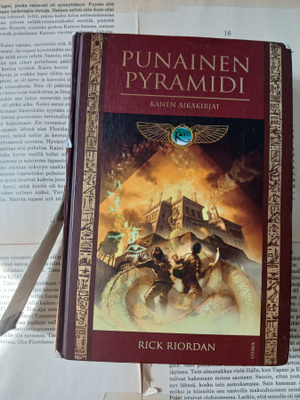 Rick Riordan - Kanen aikakirjat 1: Punainen pyramidi (sid.)