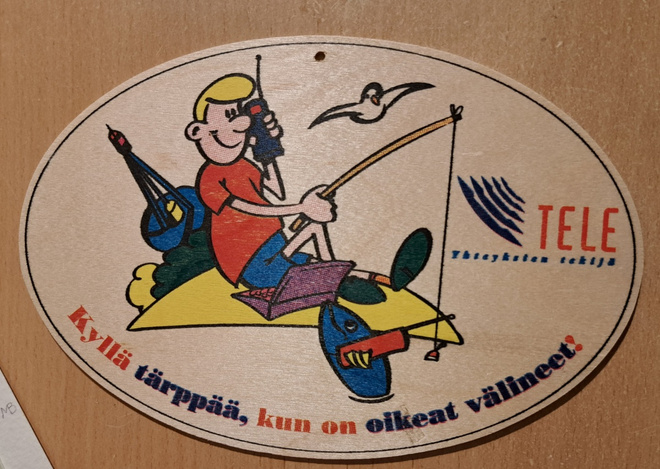 mies kalastaa, kännykät, vanerikortti, kulkenut