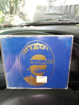 CDS SEX PISTOLS : GOD SAVE THE Queen + 2