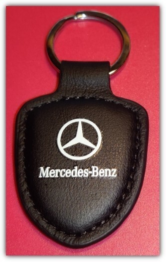 Pieni nahkainen Mercedes avaimenperä
