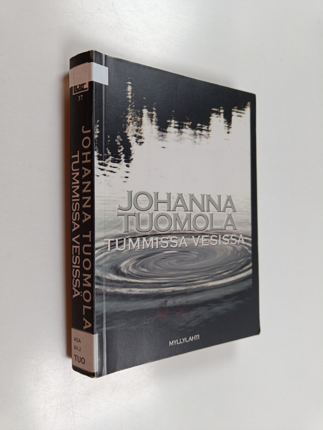 Johanna Tuomola : Tummissa vesissä : jännitysromaani