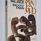 Bernard Malamud : Idiootit ensin - pikkukuva 1