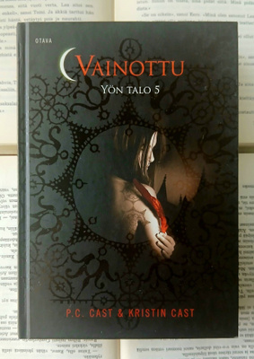 P.C. & Kristin Cast - Yön talo 5 • Vainottu (sid.)