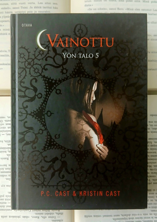 P.C. & Kristin Cast - Yön talo 5 • Vainottu (sid.)