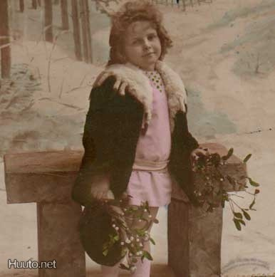 LAPSI / Pieni tyttö lumessa ja mistelin oksia. 1910-l.