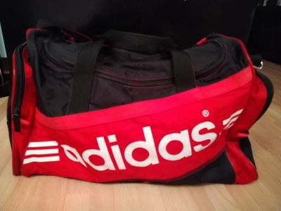 ADIDAS Treenikassi laukku olkahihnalla.