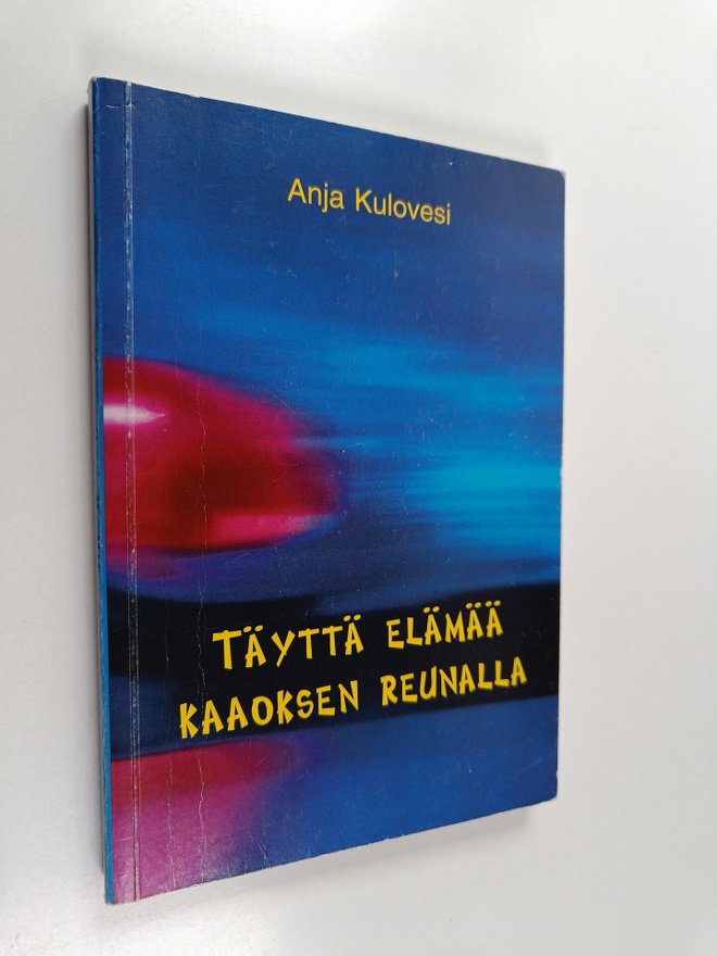 Anja Kulovesi : Täyttä elämää kaaoksen reunalla : arkielä...