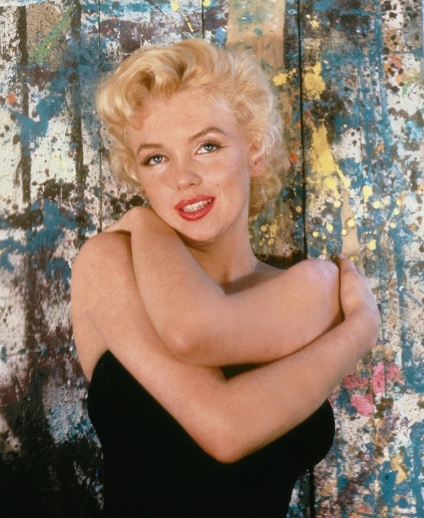 MARILYN MONROE - Kaunotar ja värikäs seinä - valokuva