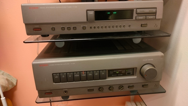 Luxman vahvistin A-005 ja viritin T-005.