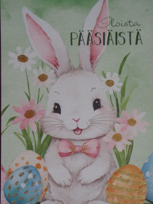 Iloinen pupu munien keskellä