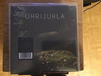 Uhrijuhla Liian kaukana/ Kivettynyt metsä 7” Muoveissa