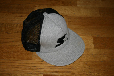 Starter Snapback harmaa suoralippainen verkkolippis One size