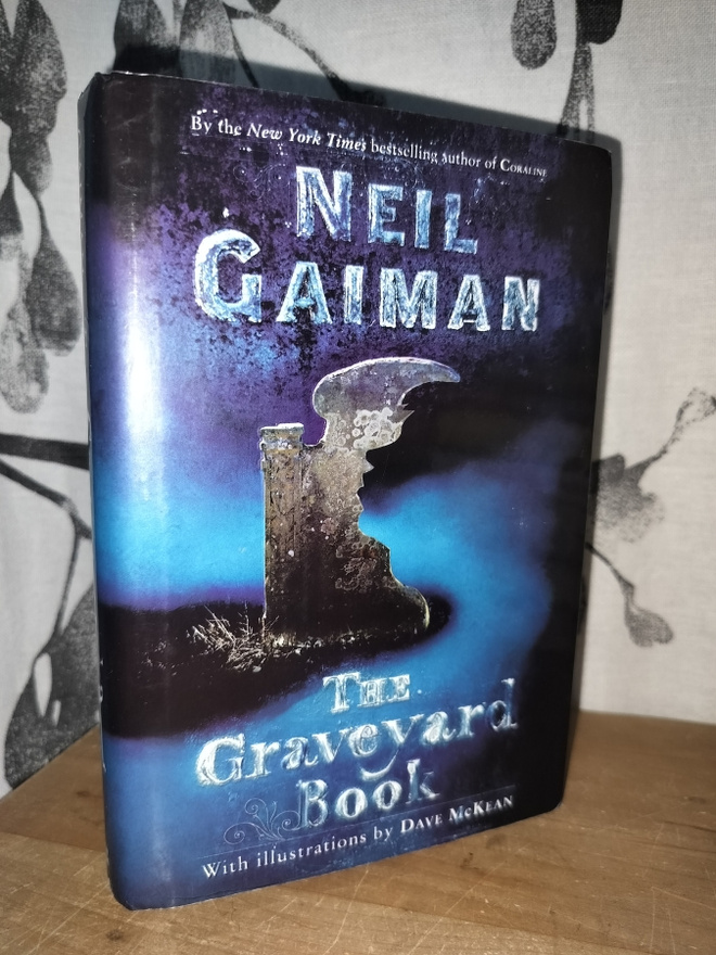 Neil Gaiman - The Graveyard Book - ill. Dave McKean 1.p.