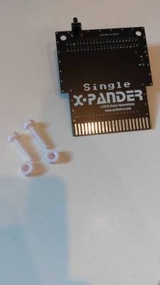 Single X-PANDER - Commodore 64 cartridge kulma adapteri