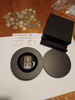 10g hopea laatta ja 69,23g hopea kolikoita