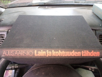 AULIS AARNIO : LAIN JA KOHTUUDEN TÄHDEN ( SIS POSTIKULU )