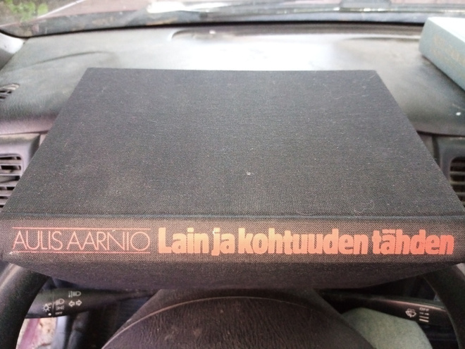 AULIS AARNIO : LAIN JA KOHTUUDEN TÄHDEN ( SIS POSTIKULU )