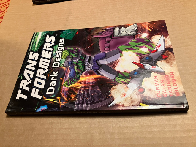 TITAN BOOKS TRANSFORMERS DARK DESIGNS HYVÄ