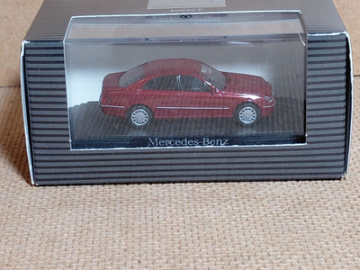 Mercedes-Benz E 320 W211 2004 punainen 1:87 Wiking