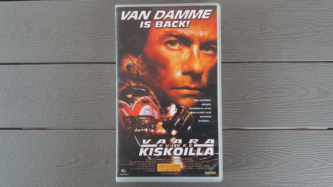 VHS: Vaara Kulkee Kiskoilla (Jean-Claude van Damme 2002)