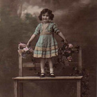 LAPSI / Puupenkillä seisova pieni tyttö, ruusuja. 1900-l. - pikkukuva 1
