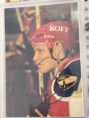 Christian Ruuttu (HIFK) nimikirjoitus valokuvassa