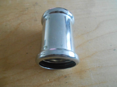 Kromattu 32 mm jatko- tai poistoputken muhvi, 5,5 cm.