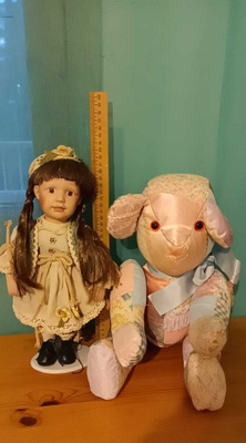 kaunis posliininukke sekä koristeellinen nallekarhu settinä