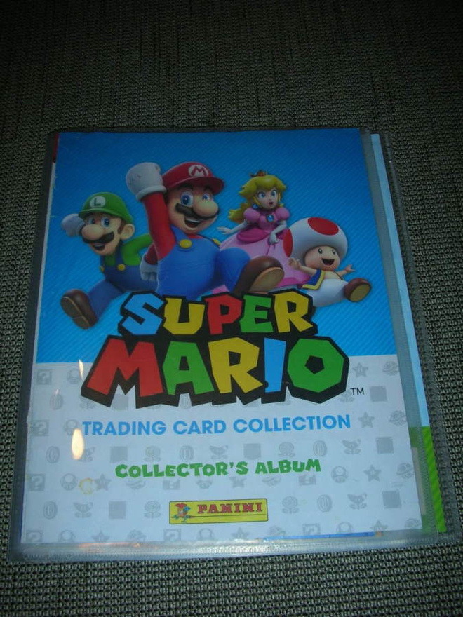 Panini Super Mario trading card keräilykansio ja kortteja