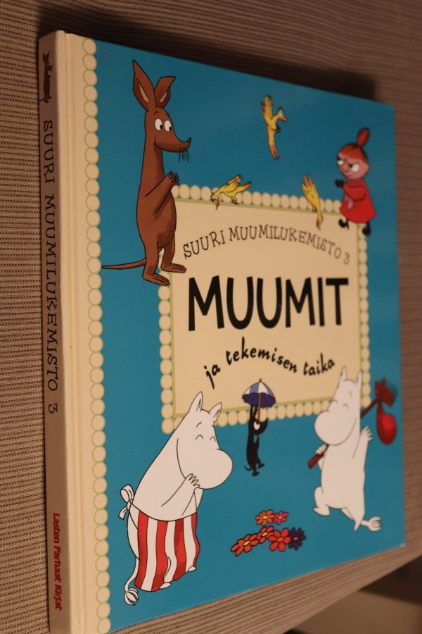 Muumit ja tekemisen taika Suuri Muumilukemisto 3 ( 2006 )