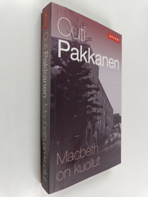 Outi Pakkanen : Macbeth on kuollut : jännitysromaani