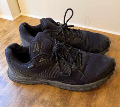 Gore-tex Reebok lenkkarit koko 45