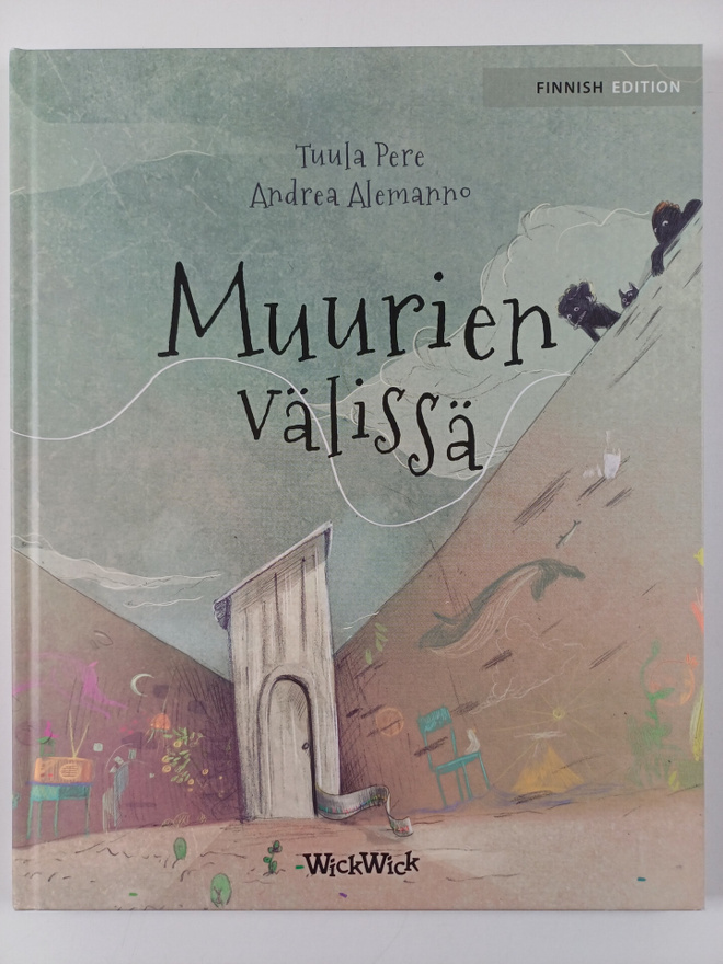 Tuula Pere : Muurien välissä
