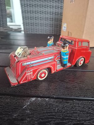 Vanha peltinen paloauto