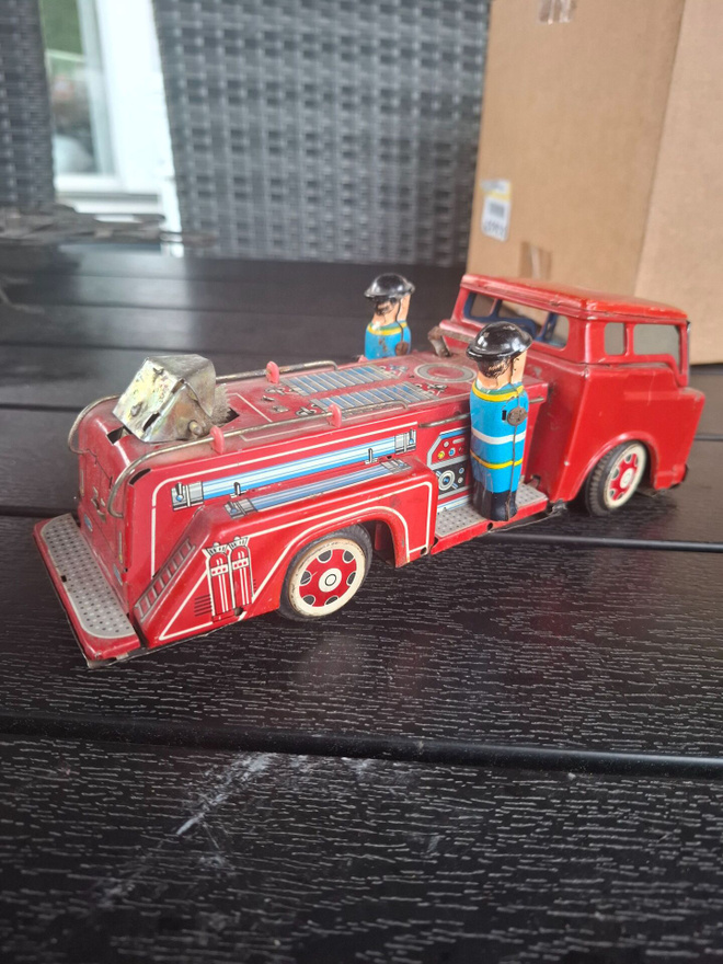 Vanha peltinen paloauto