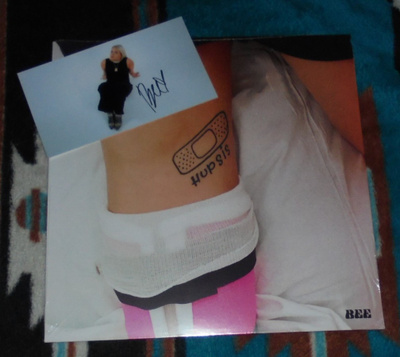 BEE ~ Hupsis ~ LP kelmussa *PINK VINYL* Nimmarivalokuva